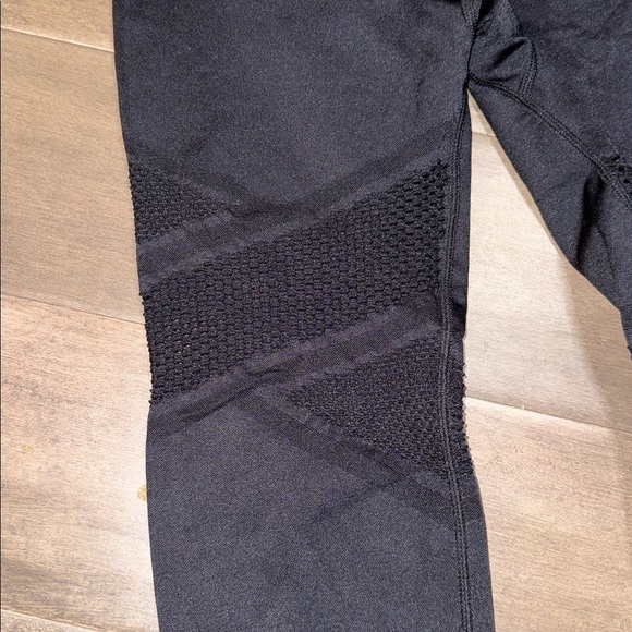 Fabletics Mosaic High Waisted 7/8 Black Leggings SZ Small - Picture 3 of 7